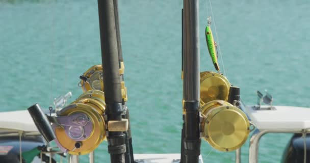 Vue Latérale Gros Plan Des Cannes Pêche Debout Sur Bateau — Video