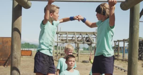 Pohled Zblízka Šťastnou Skupinu Kavkazských Chlapců Dívek Výcvikovém Táboře Slunečného — Stock video