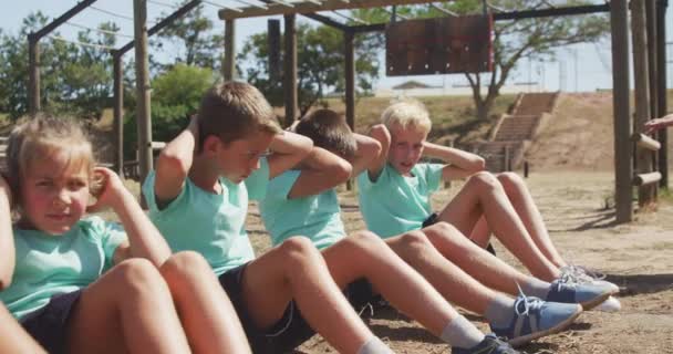 Widok Boku Szczęśliwej Grupy Białych Chłopców Dziewcząt Oraz Białego Trenera — Wideo stockowe