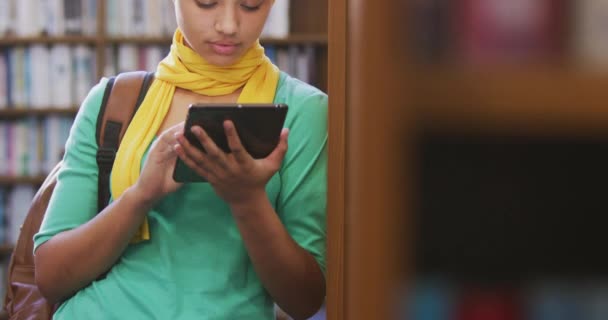 Una Estudiante Asiática Vistiendo Hiyab Amarillo Estudiando Una Biblioteca Apoyándose — Vídeos de Stock