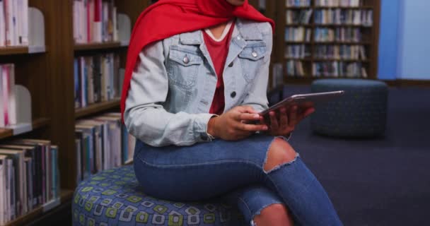 Azjatycka Studentka Czerwonym Hidżabie Studiująca Bibliotece Siedząca Używająca Tabletu Ubrana — Wideo stockowe