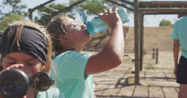 Vue Latérale Une Fille Caucasienne Amusant Sur Camp Entraînement Prenant — Video