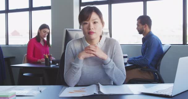 Visão Frontal Uma Empresa Asiática Feminina Criativa Trabalhando Escritório Moderno — Vídeo de Stock