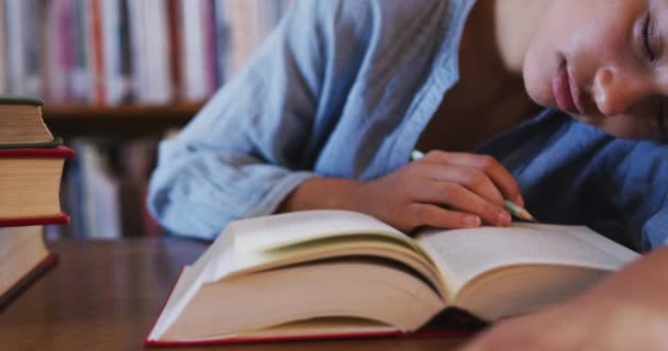 Una Estudiante Asiática Vestida Con Hiyab Azul Estudiando Una Biblioteca — Vídeos de Stock