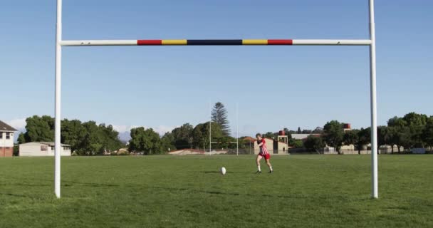 Vooraanzicht Van Een Tiener Blanke Mannelijke Rugbyspeler Met Een Rood — Stockvideo