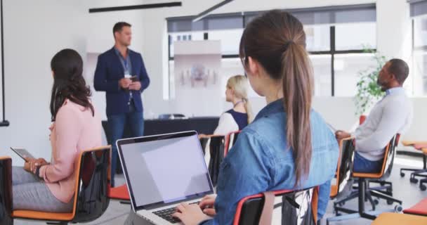 Vista Trasera Negocio Femenino Asiático Creativo Sentado Audiencia Una Conferencia — Vídeos de Stock