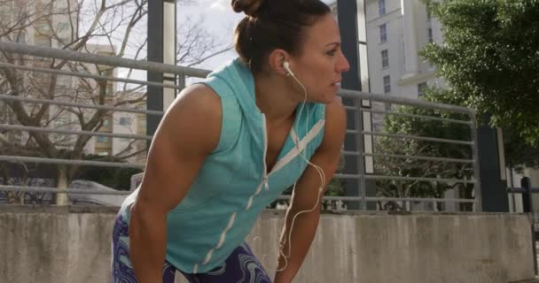 Uma Mulher Caucasiana Esportiva Com Longos Cabelos Escuros Exercitando Área — Vídeo de Stock