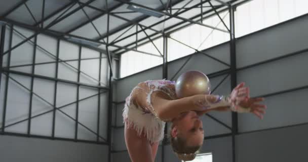 Nízký Zadní Pohled Zaostřené Dospívající Bělošku Ženské Gymnastky Vystupující Sportovní — Stock video