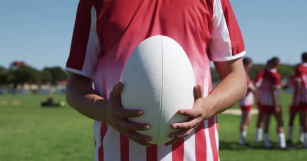 Front View Mittsektionen Tonåring Kaukasiska Manliga Rugby Spelare Bär Rött — Stockvideo