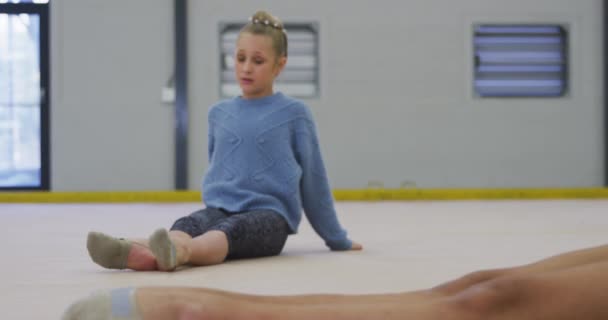 Framsidan Tonåring Blandras Och Kaukasiska Kvinnliga Gymnaster Tränar Gymmet Sitter — Stockvideo