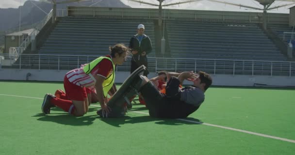 Multietnisk Grupp Tonåringar Manliga Fältet Hockeyspelare Och Deras Kaukasiska Manliga — Stockvideo