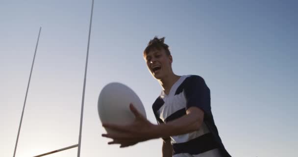 Niedrige Seitenansicht Eines Jugendlichen Kaukasischen Männlichen Rugby Spielers Blau Weißer — Stockvideo