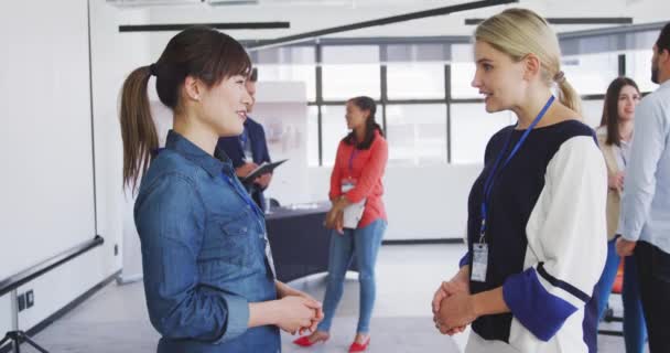 Vista Laterale Una Donna Caucasica Asiatica Che Lavora Ufficio Casual — Video Stock