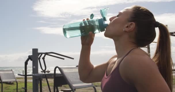 Eine Sportliche Kaukasische Frau Mit Langen Dunklen Haaren Trägt Sportanzug — Stockvideo