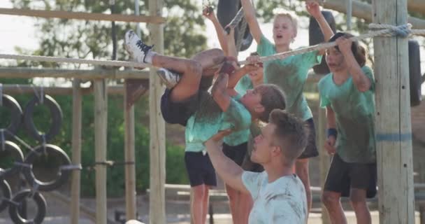 Zijaanzicht Van Een Vrolijke Groep Blanke Jongens Meisjes Een Blanke — Stockvideo