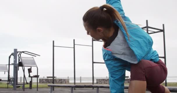 Una Mujer Atlética Caucásica Con Pelo Largo Oscuro Haciendo Ejercicio — Vídeos de Stock