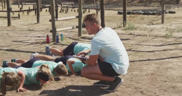 Zijaanzicht Van Een Vrolijke Groep Blanke Jongens Meisjes Een Blanke — Stockvideo