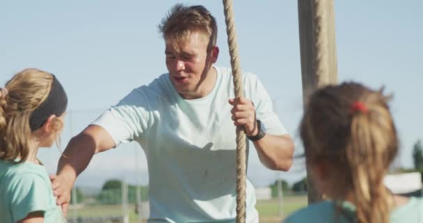 Vista Lateral Cerca Grupo Feliz Niños Niñas Caucásicos Entrenador Masculino — Vídeos de Stock