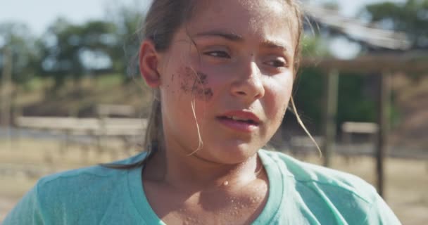 Vista Lateral Uma Menina Caucasiana Divertindo Campo Treinamento Dia Ensolarado — Vídeo de Stock