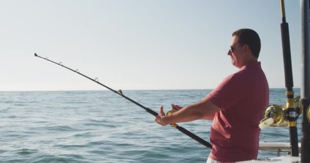 Vista Lateral Hombre Caucásico Disfrutando Tiempo Barco Sosteniendo Usando Una — Vídeos de Stock