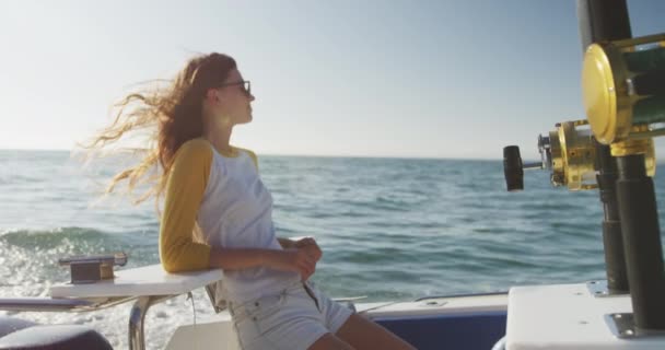 ボートの上で彼女の時間を楽しんで10代の白人の少女の側のビュー 立って 休憩を取ります 笑顔とカメラを見て 晴れた日に スローモーションで — ストック動画
