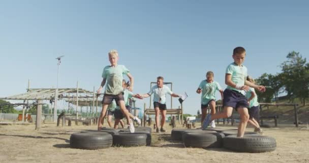 Vista Frontal Grupo Feliz Niños Niñas Caucásicos Entrenador Masculino Caucásico — Vídeos de Stock