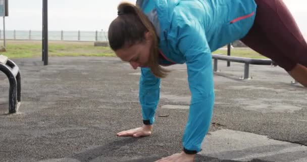 Sportig Vit Kvinna Med Långt Mörkt Hår Sportdräkt Som Tränar — Stockvideo