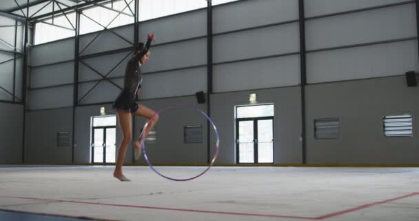 Vista Lateral Adolescente Mestiço Ginasta Feminino Realizando Ginásio Fazendo Cartwheel — Vídeo de Stock