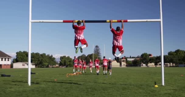 Visão Traseira Dois Jogadores Rugby Mestiços Adolescentes Vestindo Faixa Vermelha — Vídeo de Stock