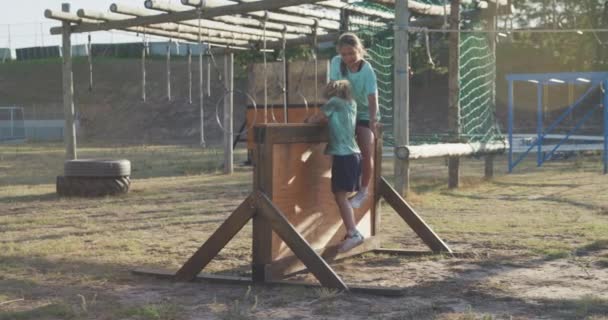 Widok Boku Dwóch Szczęśliwych Białasek Obozie Słoneczny Dzień Wspinających Się — Wideo stockowe