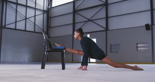 Vista Lateral Gimnasta Femenina Adolescente Raza Mixta Practicando Gimnasio Haciendo — Vídeo de stock