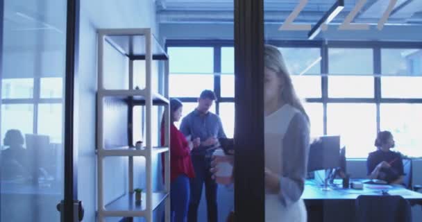 Vue de face gros plan d'une entreprise féminine caucasienne marche créative dans le couloir d'un bureau moderne, boire un café à emporter et utiliser un smartphone 