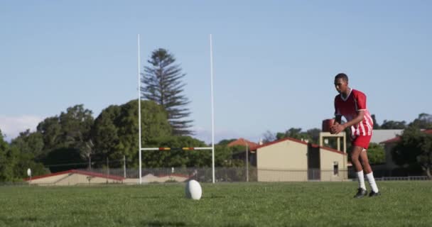 Widok Boku Nastolatka Mieszane Rasy Męskiej Rugby Gracz Noszenie Czerwony — Wideo stockowe