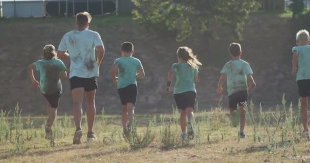 Widok Szczęśliwą Grupę Białych Chłopców Dziewcząt Oraz Białego Trenera Obozie — Wideo stockowe