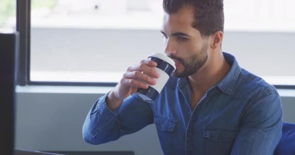 앞에는 현대식 사무실에서 일하고 책상에 동작으로 맛좋은 커피를 마시고 창조성이 — 비디오