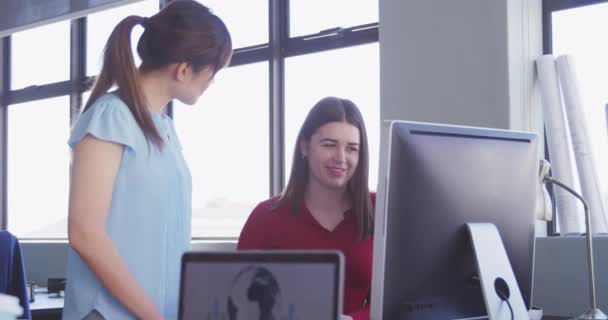 Vista Frontal Uma Mulher Criativa Negócios Caucasiana Asiática Trabalhando Juntas — Vídeo de Stock