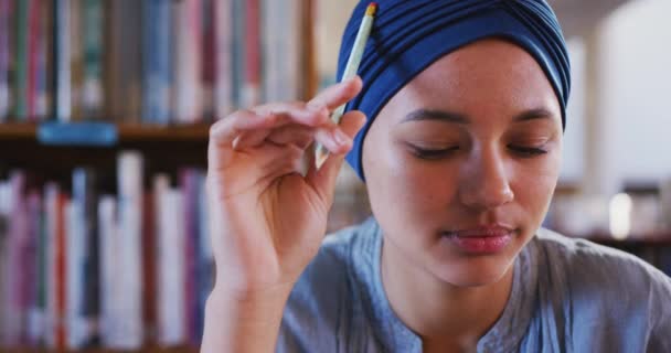 Studentă Asiatică Care Poartă Hijab Albastru Studiind Într Bibliotecă Stând — Videoclip de stoc