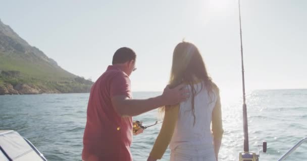 Vue Arrière Homme Caucasien Fille Adolescente Vacances Soleil Sur Côte — Video