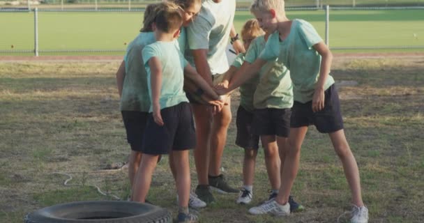 Vista Lateral Grupo Feliz Niños Niñas Caucásicos Entrenador Masculino Caucásico — Vídeo de stock