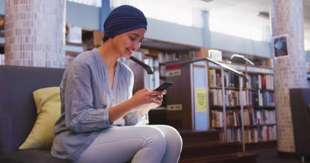 Una Estudiante Asiática Feliz Vistiendo Hiyab Azul Estudiando Una Biblioteca — Vídeos de Stock