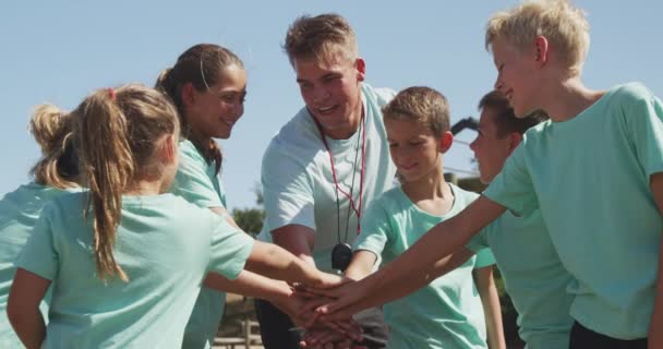 Vue Latérale Groupe Heureux Garçons Filles Caucasiens Entraîneur Masculin Caucasien — Video