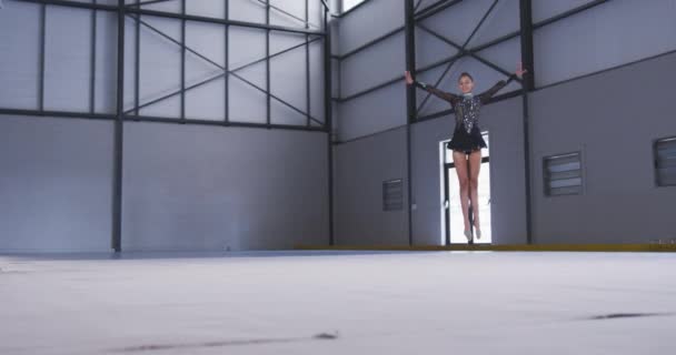 Visão Lateral Baixo Ângulo Ginasta Feminina Raça Mista Adolescente Focada — Vídeo de Stock