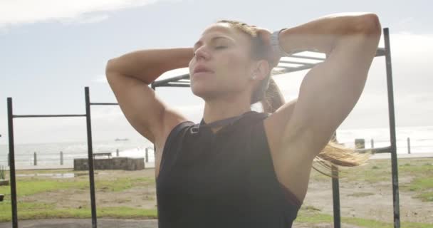 체육관에서 머리를 머리에 동작으로 운동하는 코카서스 — 비디오