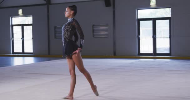 Zijaanzicht Van Een Gefocuste Tiener Gemengde Race Vrouwelijke Turnster Optreden — Stockvideo