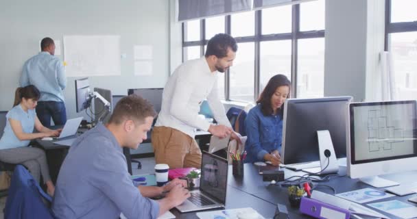 Vue Face Une Femme Métisse Homme Métisse Créateurs Entreprise Travaillant — Video