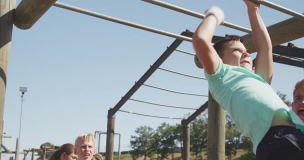 Vista Lateral Cerca Grupo Feliz Niños Niñas Caucásicos Campamento Entrenamiento — Vídeo de stock