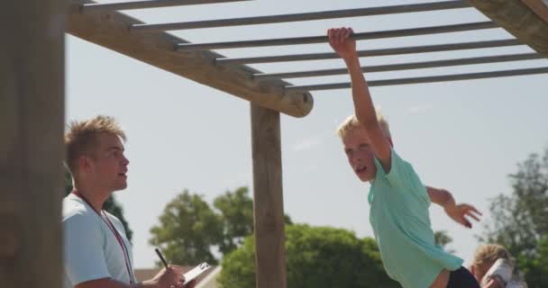 Vue Latérale Garçon Caucasien Heureux Entraîneur Masculin Caucasien Camp Entraînement — Video