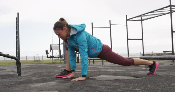 Een Sportieve Blanke Vrouw Met Lang Donker Haar Die Overdag — Stockvideo