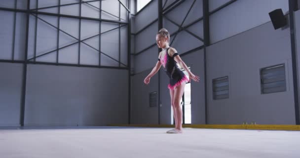 Zijaanzicht Van Gefocuste Tiener Blanke Vrouwelijke Gymnaste Optreden Sporthal Springen — Stockvideo