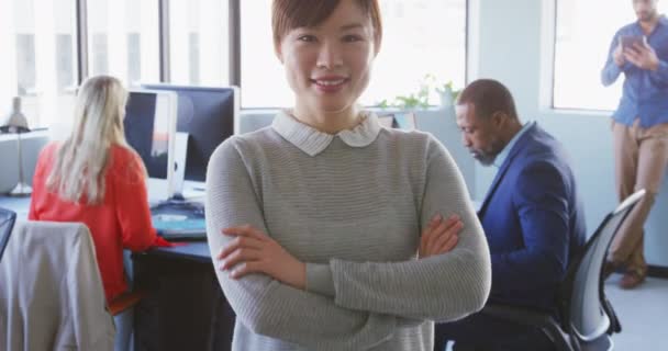 Retrato Negocio Femenino Asiático Creativo Trabajando Una Oficina Moderna Informal — Vídeo de stock